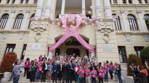 Suelta de globos en la entrada del Ayuntamiento. 