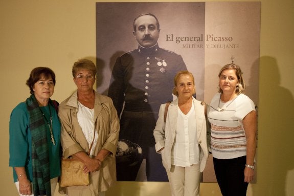 Isabel Picasso, Elvira Cañellas Picasso, Paz Cañellas Picasso y Ana Picasso, bisnietas del general  Juan Picasso, acudieron ayer a la presentación del proyecto sobre el militar y dibujante.  