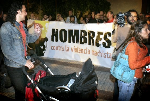 El Foro Hombres por la Igualdad ya convocó anteriormente en Sevilla una concentración. :: efe