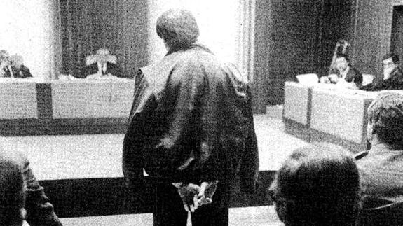 Imagen del juicio con el acusado de espaldas publicada en SUR el 24 de marzo de 1991.