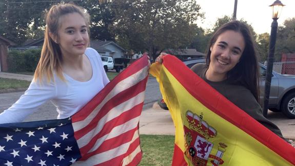 Marina y Ángela, con las banderas de Estados Unidos y de España, respectivamente.