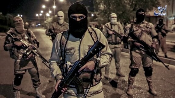 El Estado Islámico difundió a través de la agencia Amaq imágenes desafiantes de sus combatientes, supuestamente tomadas en Mosul. :: reuters
