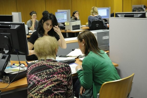 Varias mujeres durante su jornada laboral en una oficina. ::  iosu onandia