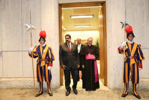 Nicolás Maduro y el presbiterio italiano Guido Marini, flanqueados por la Guardia Suiza. :: efe