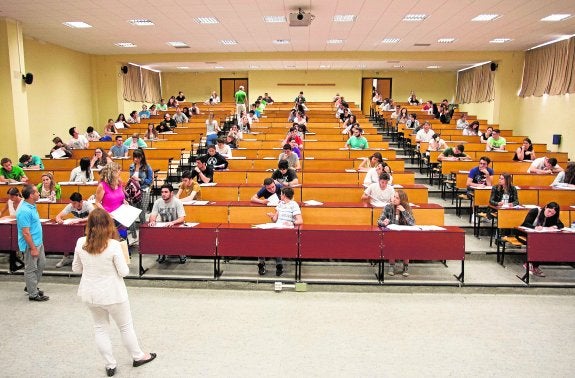 Estudiantes preuniversitarios realizan los exámenes de selectividad antes de elegir una carrera. :: álvaro cabrera