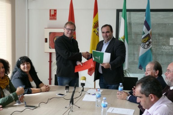 Sánchez (Álora) y Lozano (Pizarra) ayer, durante la firma. 