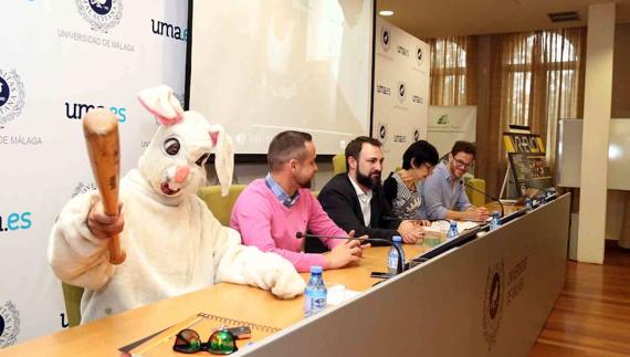 El Conejito Malo hizo ayer acto de presencia en la rueda de prensa.