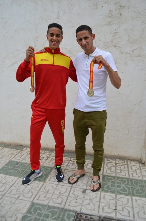 El atleta nerjeño, junto a su padre, con dos de las medallas conseguidas. :: e. cabezas