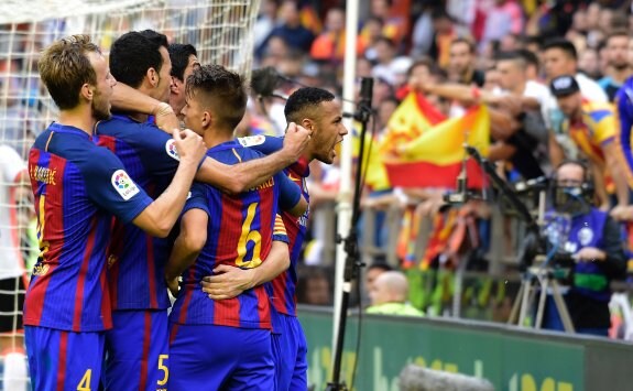 Los azulgrana celebran el 2-3 en Mestalla, y Neymar se muestra desafiante a la grada. :: jose jordan. afp