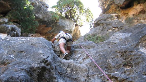 Un hombre practica escalada en un paraje de Málaga (archivo).