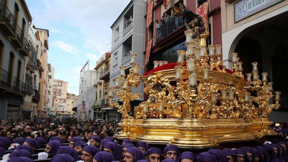 El Señor de la Columna procesionaría en su trono de Semana Santa. :