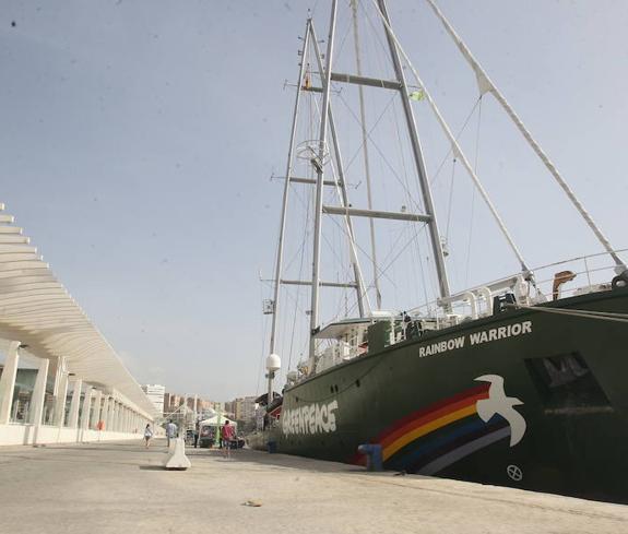 El velero Rainbow Warrior, en el Muelle Dos. 