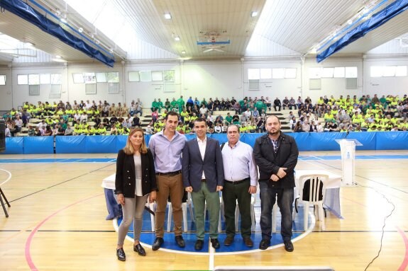 Morales, Díaz, Bernal, García y Pérez, ayer, con los trabajadores. 