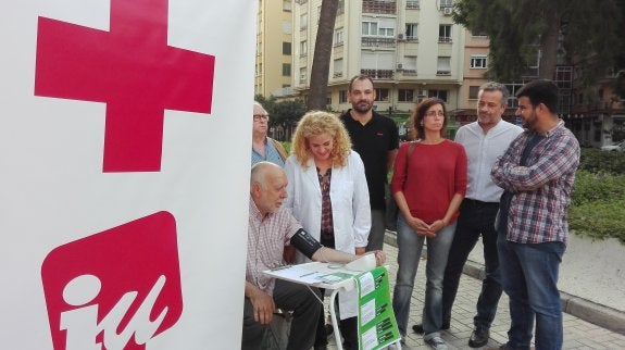 IU celebró ayer un acto para pedir mejoras sanitarias. :: sur 