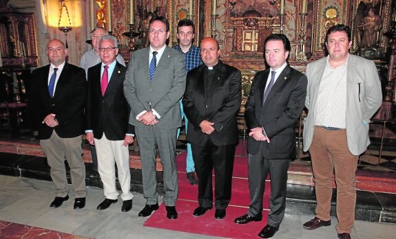 Candelas fue presentado por Jorge García y Salvador Guerrero y otros miembros de la Agrupación.  v. m.  