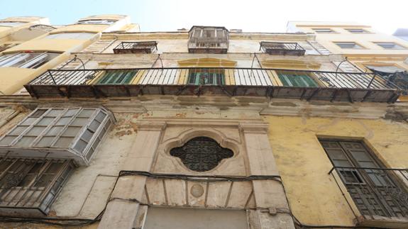 Aspecto de la fachada del edificio, que presenta un lamentable estado de deterioro. 