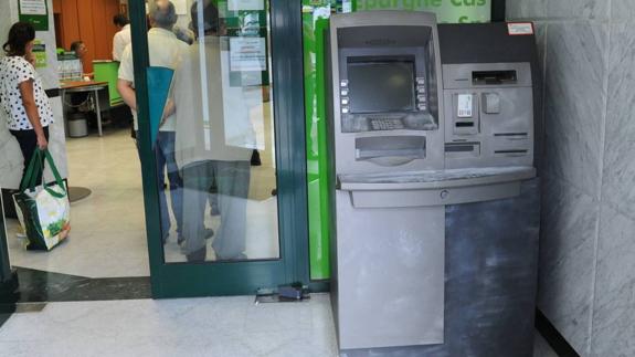 El cajero atacado en Ojén, donde la Guardia Civil ha recogido muestras para identificar huellas. 