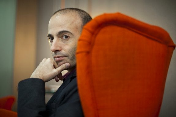 El historiador israelí Yuval Noah Harari posa tras presentar su nuevo libro, 'Homo deus'. :: Elvira Megías
