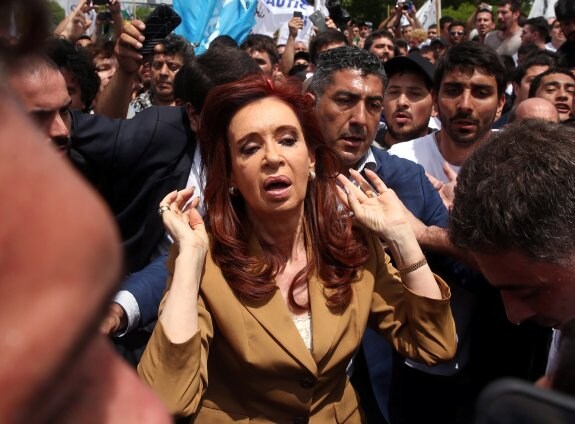 Cristina abandona el juzgado rodeada de seguidores. :: Reuters
