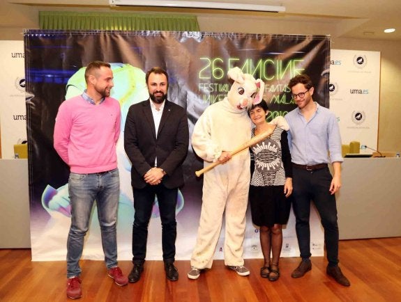 El 'Conejito Malo' abraza a Lumbreras durante la presentación del Fancine. :: crónica