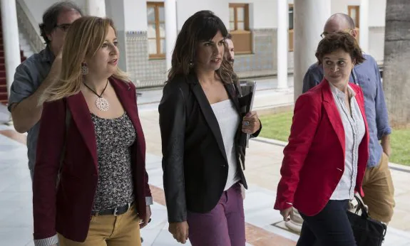 Carmen Lizárraga (izquierda) y Teresa Rodríguez (centro), pugnan por encabezar la candidatura andaluza. 