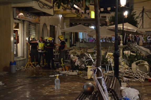 Policía Nacional y Bomberos, en la inspección del local. :: e. c.