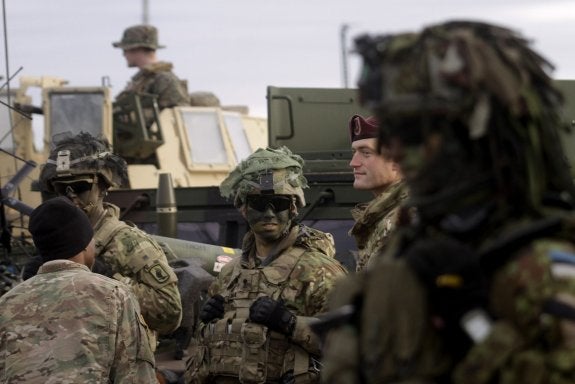 Soldados de la OTAN en un ejercicio militar en la base de Adazi, en Letonia :: Valda Kalnina / efe