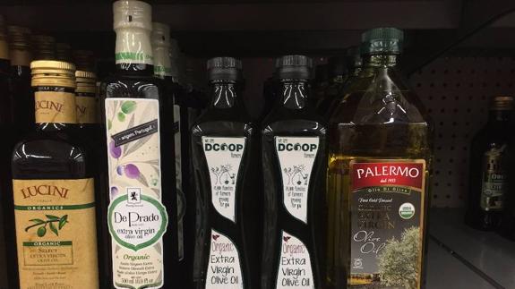 Botellas de aceite de la marca Dcoop en supermercados de EEUU