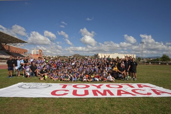 Los integrantes de las categorías inferiores del Rugby Málaga, en la presentación. :: sur
