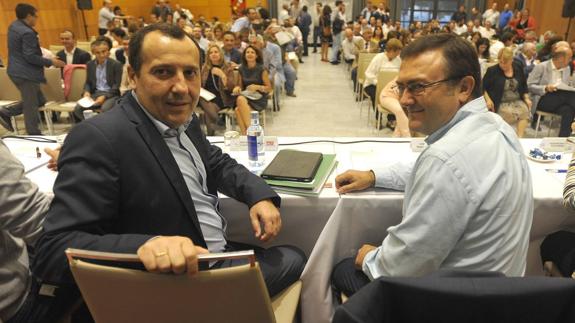 José Luis Ruiz Espejo y Miguel Ángel Heredia, ayer, en la reunión F