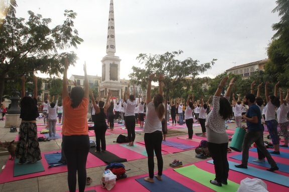 Practicantes de yoga llenan de colorido y energía la plaza de la Merced :: p. hérvele