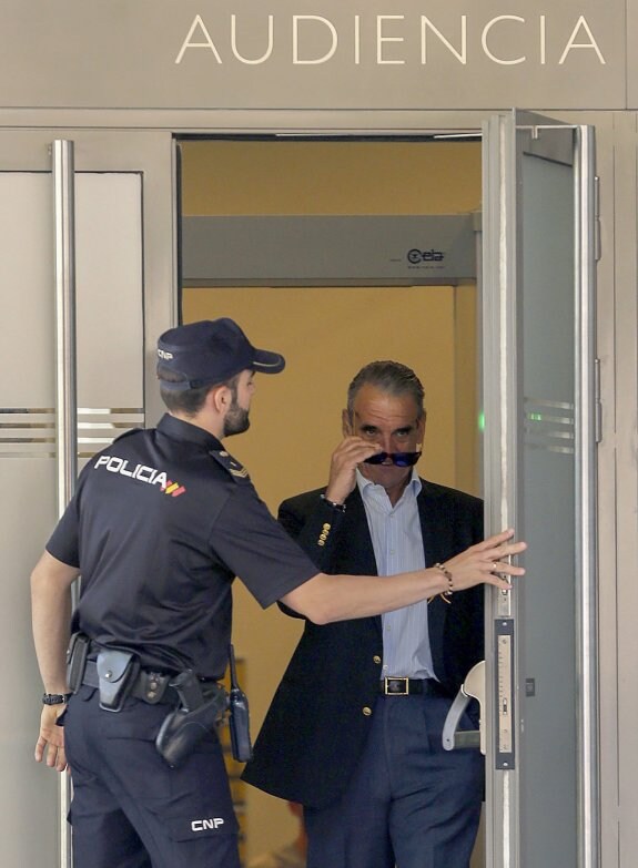 Mario Conde, a su salida de la Audiencia Nacional para entregar el pasaporte tras quedar en libertad bajo fianza de 300.000 euros. :: efe