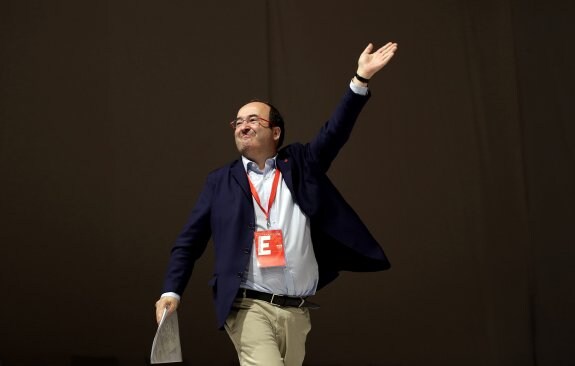 Iceta saluda ayer tras ser ratificado como primer secretario de los socialistas catalanes durante el congreso del PSC. :: alberto estévez / EFE