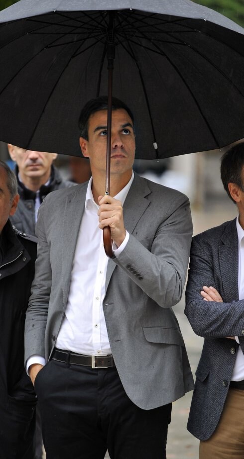 Sánchez se resguarda de la lluvia en un acto de la pasada campaña. :: i. p.