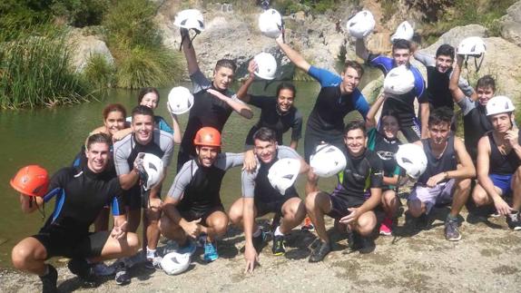 Estudiantes del ciclo medio de técnico en Actividades Físico-Deportivas en el Medio Natural del colegio El Pinar de Alhaurín de la Torre. 