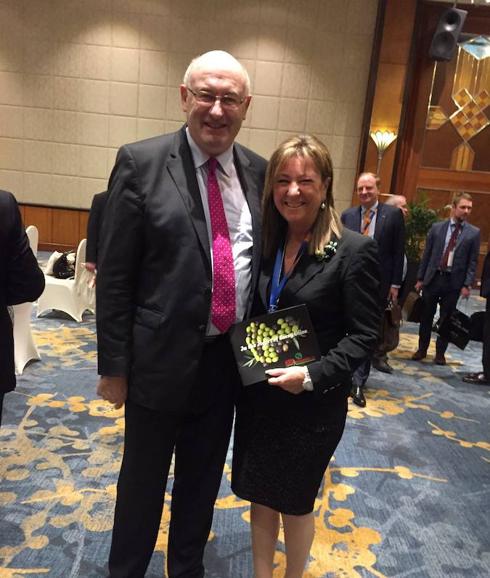 El comisario Phil Hogan y la directora de Hutesa, Paz Hurtado.