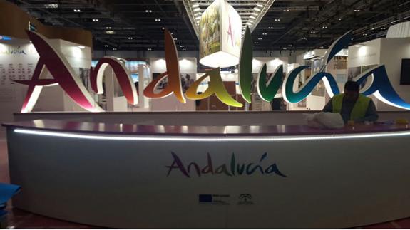Operarios ultimaban ayer los expositores de Andalucía y de Málaga en la World Travel Market, en el recinto ferial Excel de Londres. 
