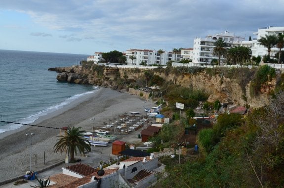 La parcela a expropiar, de 4.350 metros cuadrados de superficie, está situada en la playa del Salón, junto al mirador del Balcón de Europa. :: e. c.
