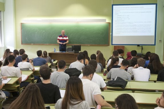 Una clase de primer curso de ADE, con el profesor de Matemáticas Mariano Luque. 