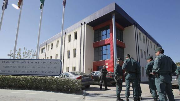 Foto de archivo de guardias civiles en el registro de la Unidad de Gestion Catastral de la Diputación en 2012 al conocerse el caso.