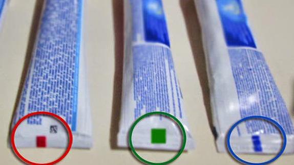Marcas de colores en varios tubos de pasta dentífrica.