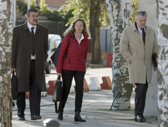 Luis Bárcenas, a su llegada ayer junto a otros acusados del caso Gürtel a la sede de la Audiencia Nacional. :: Fernando Alvarado / efe