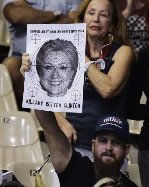 Un seguidor de Trump muestra una imagen de Hillary Clinton convertida en una diana. :: MANDEL NGAN / afp
