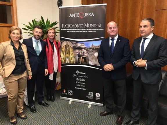 Bendodo junto al alcalde de Antequera, en la presentación a operadores ingleses. 