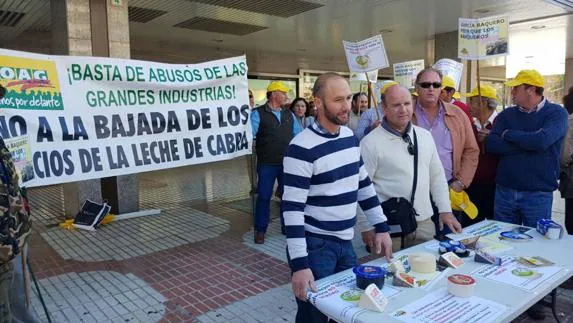 Ganaderos malagueños reivindican un precio justo para la leche de cabra