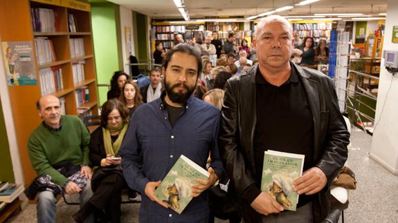 Juan Jacinto Muñoz Rengel y Juan Francisco Ferré se citaron ayer con los lectores en la Librería Luces. 