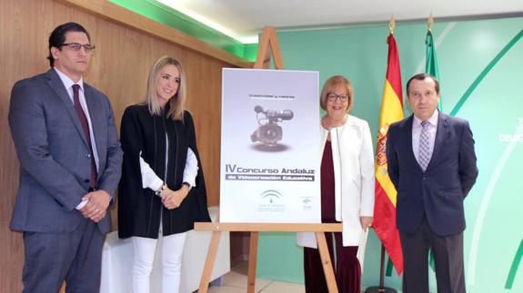 La consejera De la Calle, con el representante de Unicaja, la delegada de Educación y el del Gobierno andaluz, esta mañana