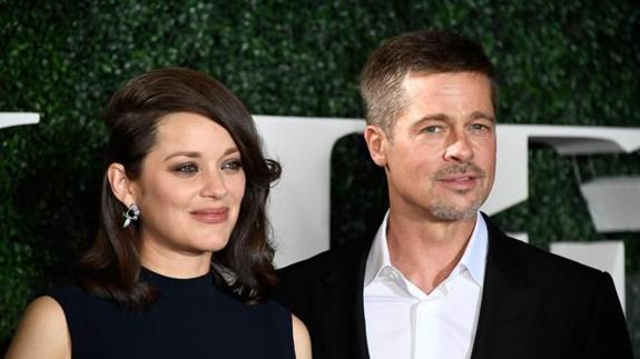 Brad Pitt junto a Marion Cotillard. 