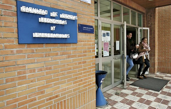 Estudiantes salen de la Facultad de Económicas.