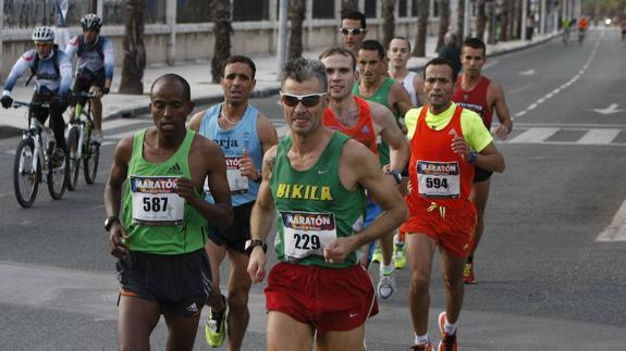 El grupo de favoritos, en una de las ediciones del Maratón de Málaga.